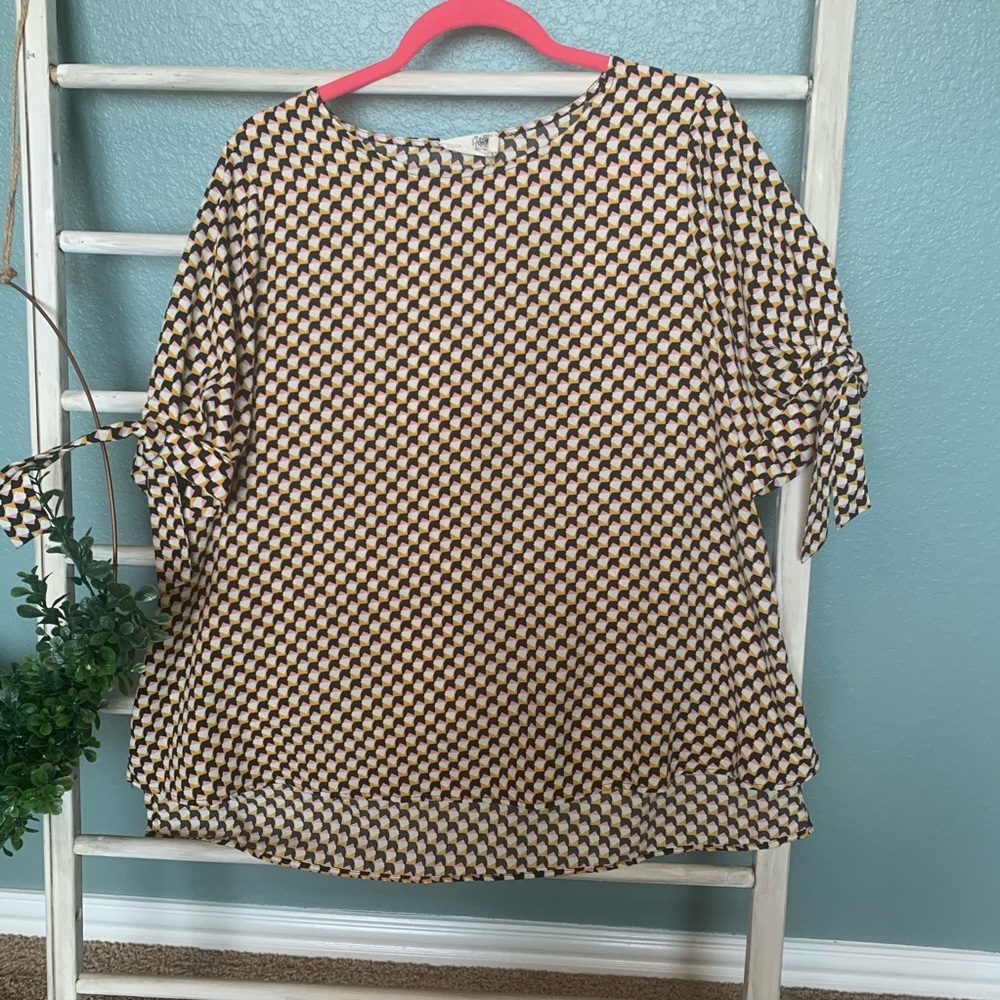 Geometric patterned blouse with sleeve ties, L